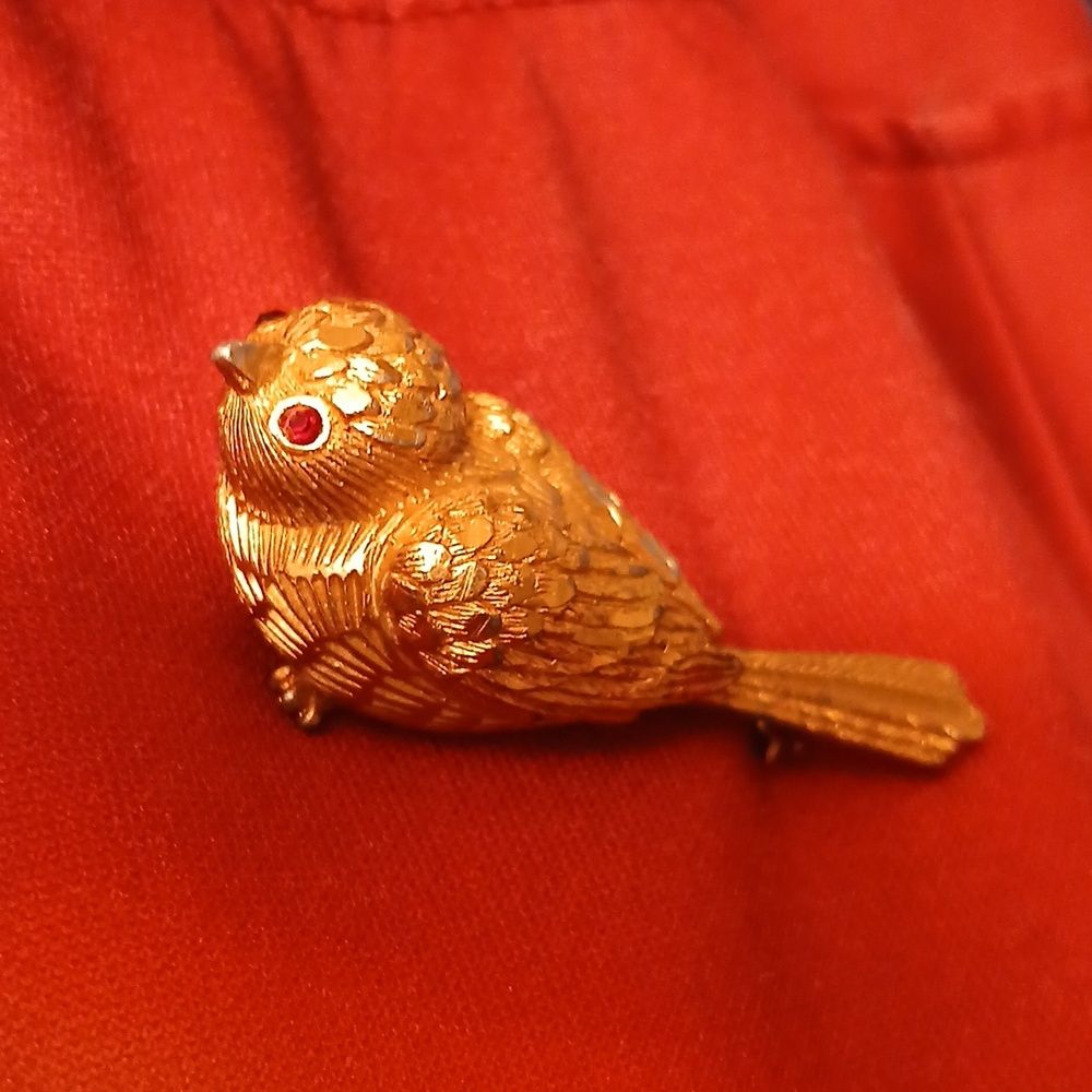Bird Brooch Perched On You Like A Real Bird Gold Plate Rhinestone Eyes 1970s